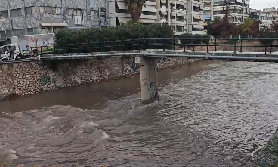 Συναγερμός στον Ιλισό – Άρχισε να ανεβαίνει η στάθμη του νερού