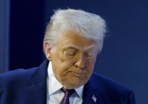 Φουντώνουν ξανά τα σενάρια για την υγεία του Τραμπ: Πώς εμφανίστηκε στο Νταβός (pics)