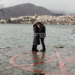 Ταξίδι-έκπληξη που τους έκανε… θέαμα σε γνωστή πόλη της Ελλάδας