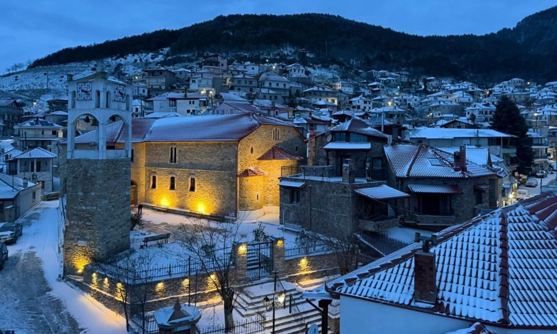 Κακοκαιρία σαρώνει τη χώρα: Πυκνό χιόνι μέσα σε μεγάλες πόλεις – Στα λευκά Θεσσαλία, Στερεά, Πελοπόννησος, Ήπειρος