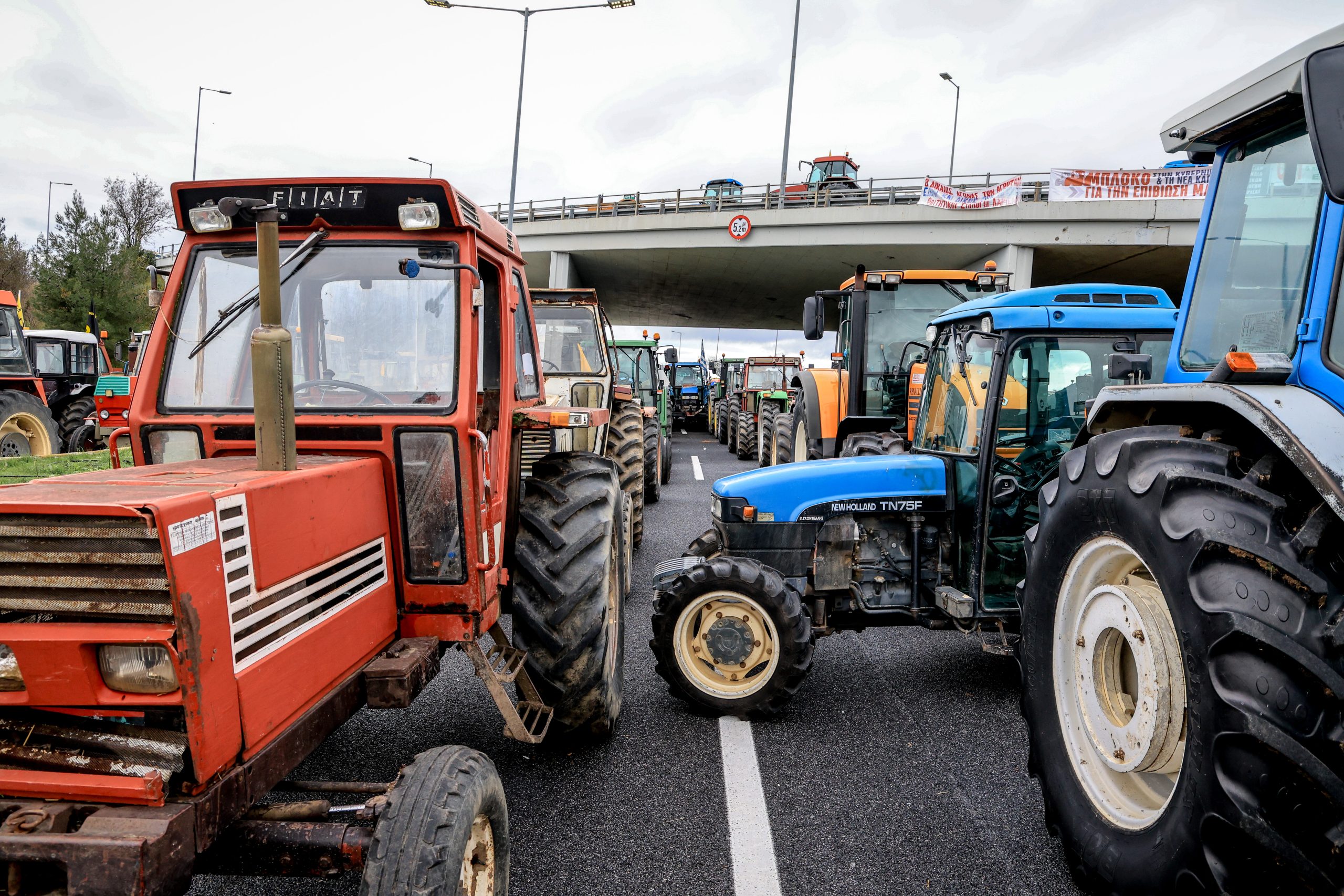 Μπλόκα σε Εγνατία και εθνικές οδούς: Κλιμακώνουν τις κινητοποιήσεις οι αγρότες σε όλη τη χώρα