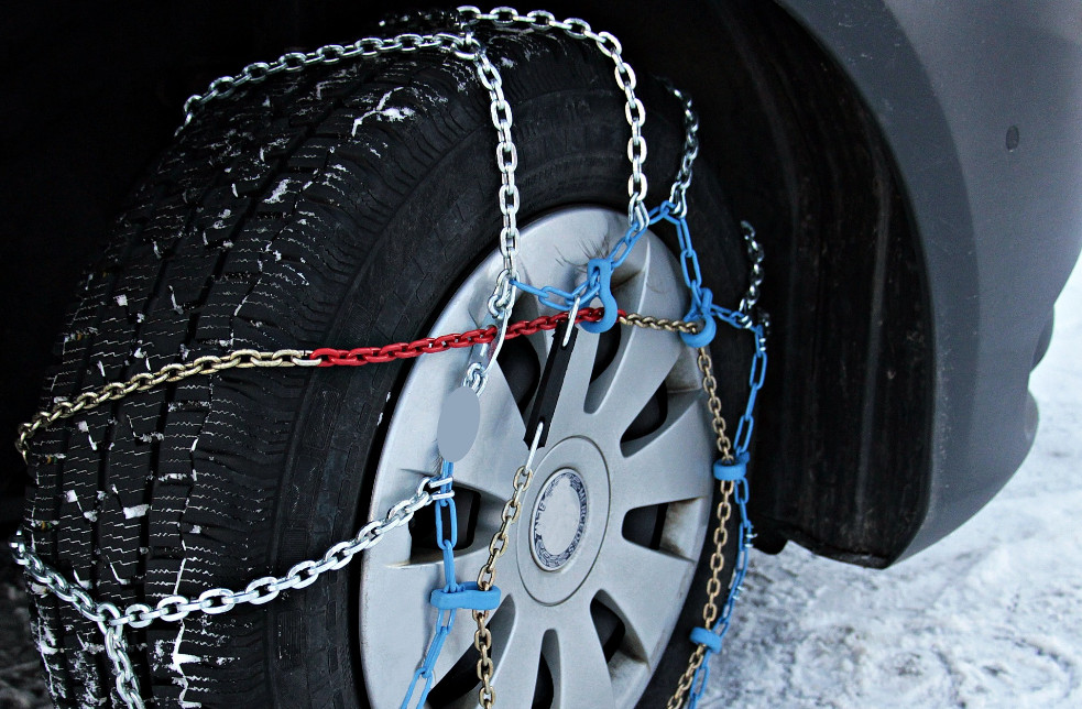 Χιόνι ΤΩΡΑ: Πού χρειάζονται αλυσίδες