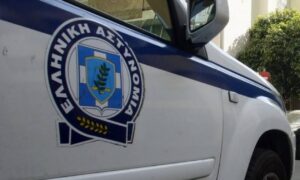 Αμπελόκηποι: Άνδρας επιτέθηκε με τσεκούρι και τραυμάτισε αστυνομικό
