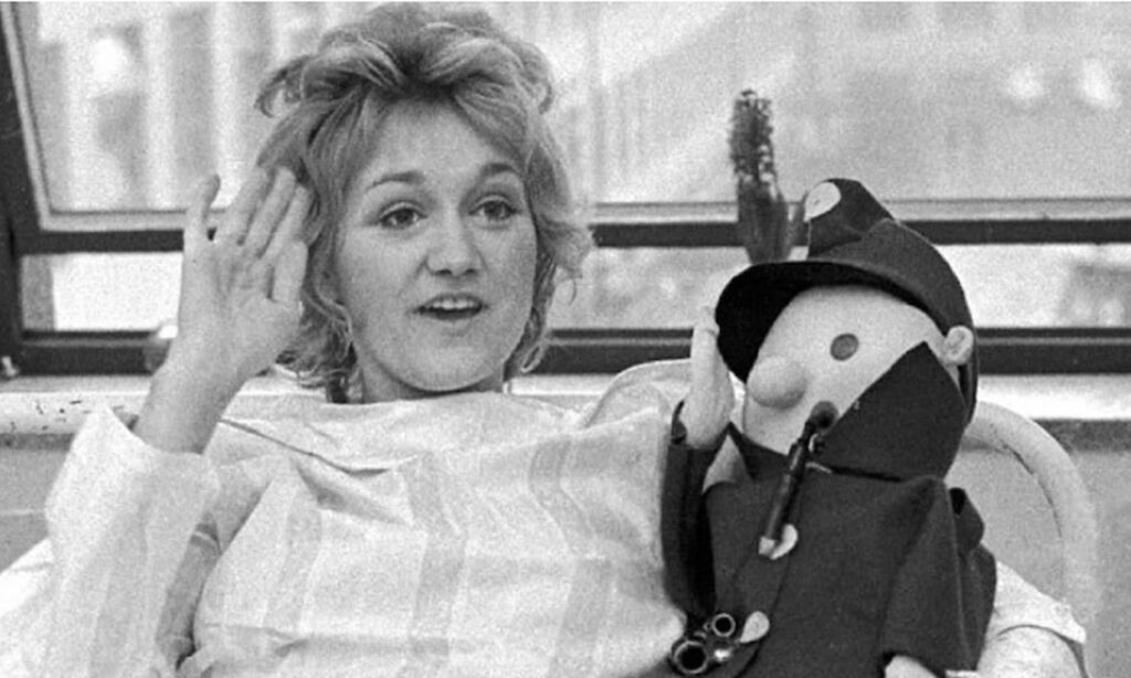 Αεροσυνοδός έπεσε από 10.000 μέτρα – Πώς σώθηκε και πώς… ξύπνησε