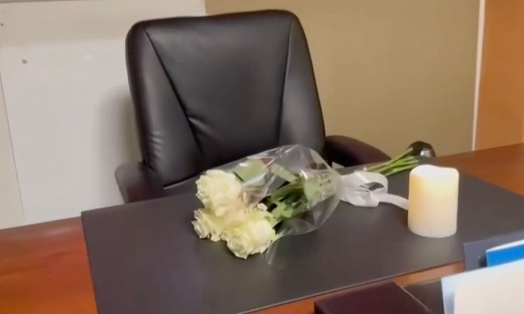 Παπαδάκης: Τα λουλούδια στο γραφείο του που ράγισαν καρδιές