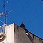 Συναγερμός στο κέντρο της Πάτρας: Γυναίκα απειλεί να πέσει από ταράτσα