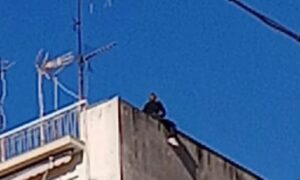 Συναγερμός στο κέντρο της Πάτρας: Γυναίκα απειλεί να πέσει από ταράτσα