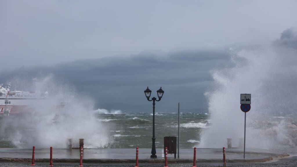 Θυελλώδεις άνεμοι «δένουν» πλοία στα λιμάνια – Ποια δρομολόγια αναστέλλονται και πού υπάρχουν περιορισμοί
