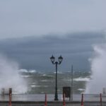 Θυελλώδεις άνεμοι «δένουν» πλοία στα λιμάνια – Ποια δρομολόγια αναστέλλονται και πού υπάρχουν περιορισμοί