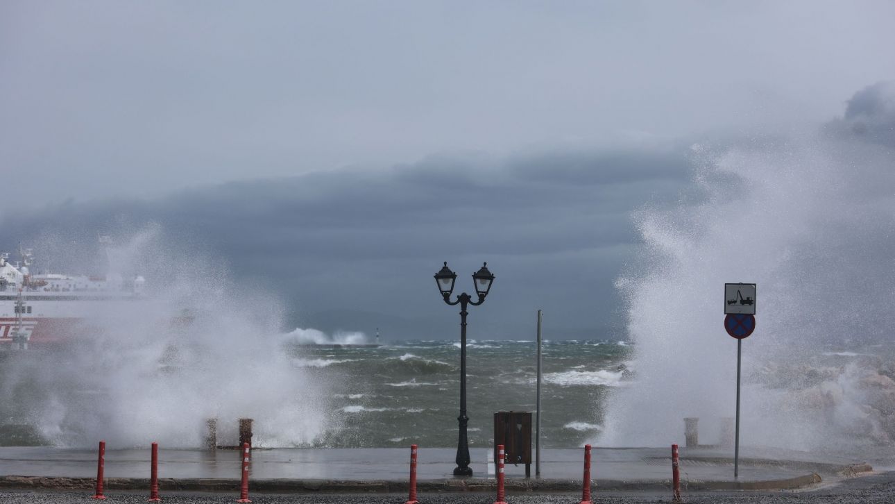 Θυελλώδεις άνεμοι «δένουν» πλοία στα λιμάνια – Ποια δρομολόγια αναστέλλονται και πού υπάρχουν περιορισμοί