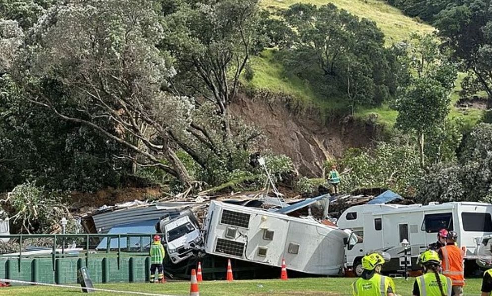Συναγερμός: Δεκάδες αγνοούμενοι μετά από κατολίσθηση σε δημοφιλές κάμπινγκ