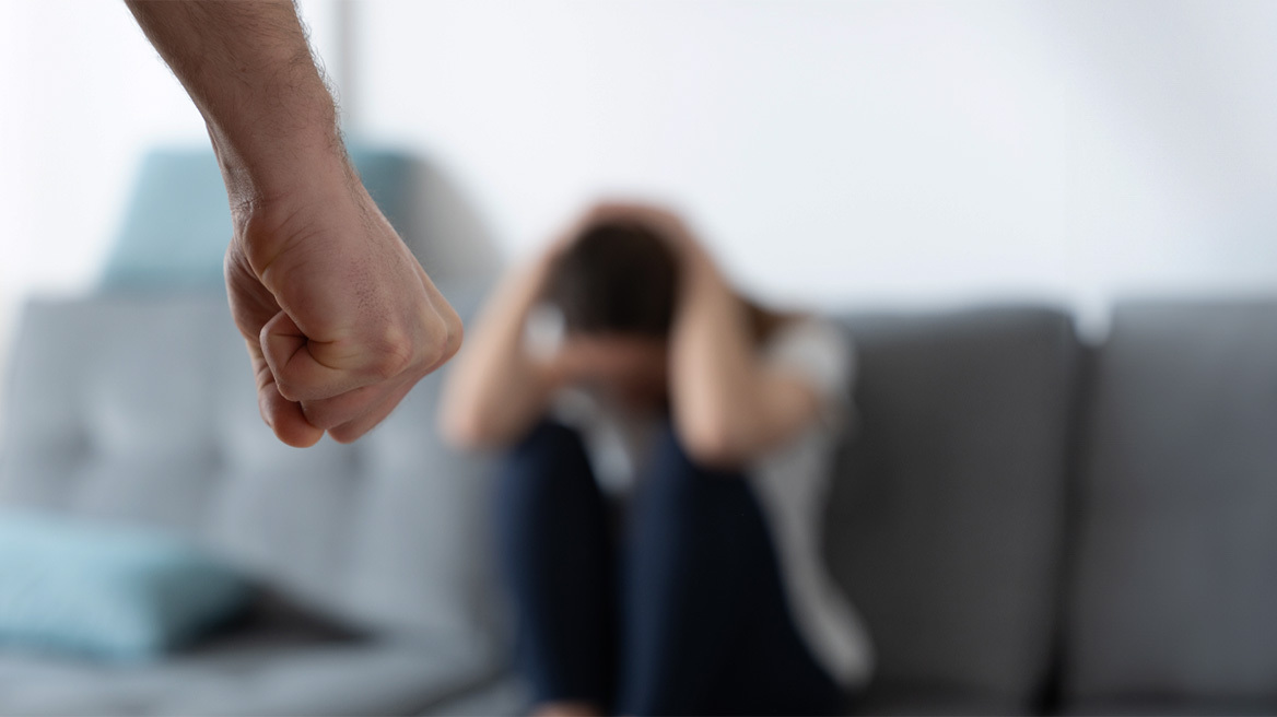 ΣΟΚ! Πληροφορίες ότι δήμαρχος ξυλοκόπησε τη σύζυγό του