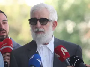 Πέτρος Φιλιππίδης: Το βλέμμα στο θέατρο, η υγεία, η νέα καθημερινότητα και η ζωή με την Ελπίδα Νίνου μετά τη φωτιά