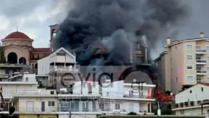 Φωτιά τώρα στη Χαλκίδα – Τρία άτομα στο νοσοκομείο