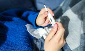 Γρίπη σε έξαρση στην Ελλάδα: Νοσούν και εμβολιασμένοι, προειδοποιήσεις για αύξηση θανάτων και σύσταση για εμβολιασμό ακόμη και τώρα