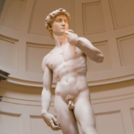 Γιατί οι άνδρες στα αρχαία ελληνικά αγάλματα έχουν μικρό μόριο – Η εξήγηση που ανατρέπει όσα πιστεύαμε