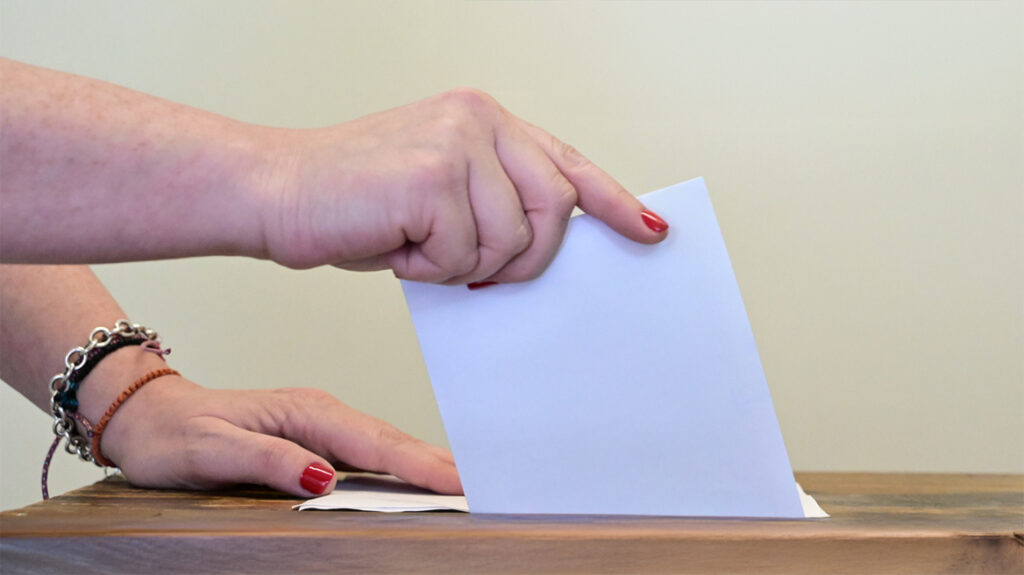 Νέα δημοσκόπηση: Η ΝΔ αυξάνει τα ποσοστά της, η Καρυστιανού «αντλεί» ψήφους από αναποφάσιστους και μικρά κόμματα