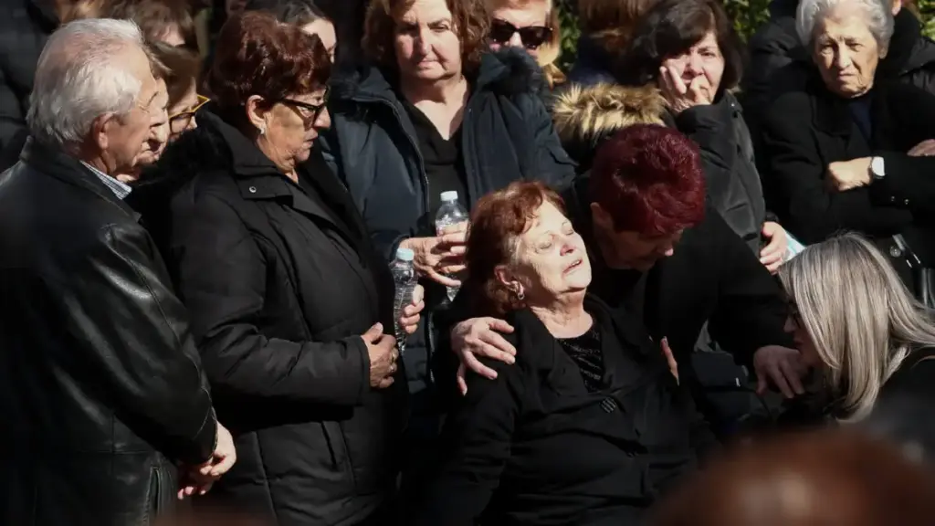 Ράγισαν καρδιές στην κηδεία της 45χρονης Ελένης που σκοτώθηκε στην έκρηξη της Βιολάντα