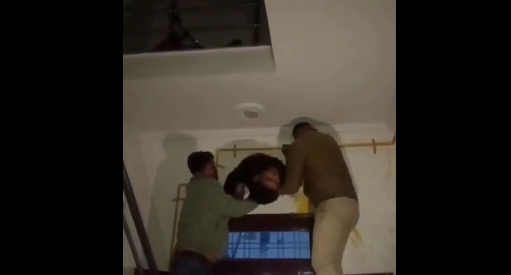 Ινδία: Κλέφτης σφήνωσε σε εξαερισμό – Δείτε το video