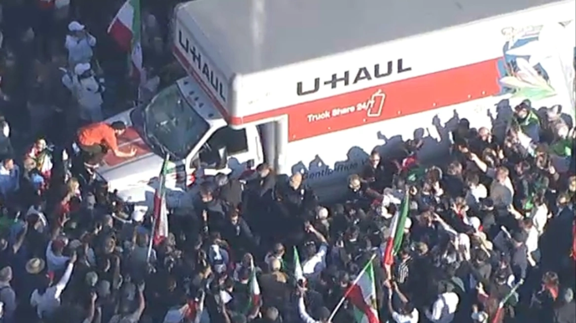 Τρομακτική επίθεση σε διαδήλωση υπέρ του Ιράν στο Λος Άντζελες – Φορτηγό έπεσε σε πλήθος διαδηλωτών
