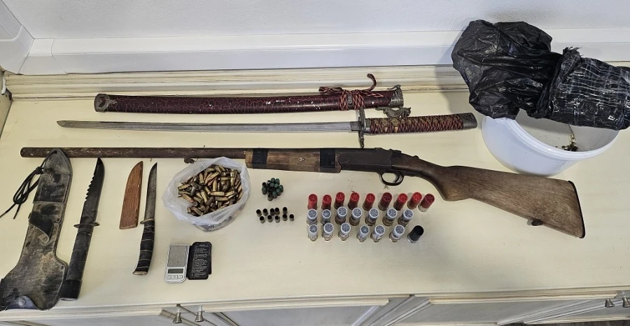 Σύλληψη δύο νεαρών για ναρκωτικά και όπλα