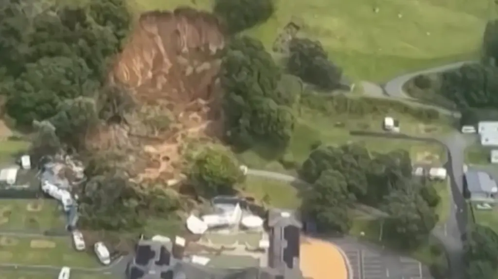Κατολίσθηση σε κάμπινγκ: Αγωνία για αγνοούμενους – «Η περιοχή μοιάζει με εμπόλεμη ζώνη»
