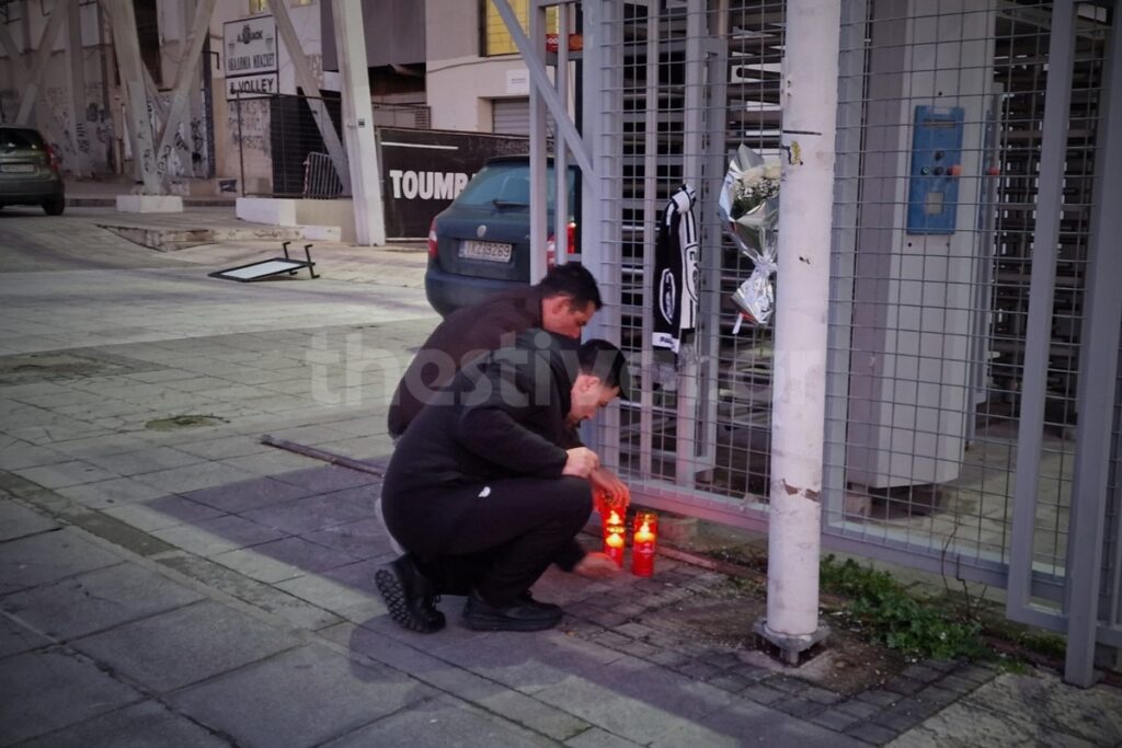 Λουλούδια και κεριά έξω από το γήπεδο της Τούμπας για τους επτά οπαδούς του ΠΑΟΚ