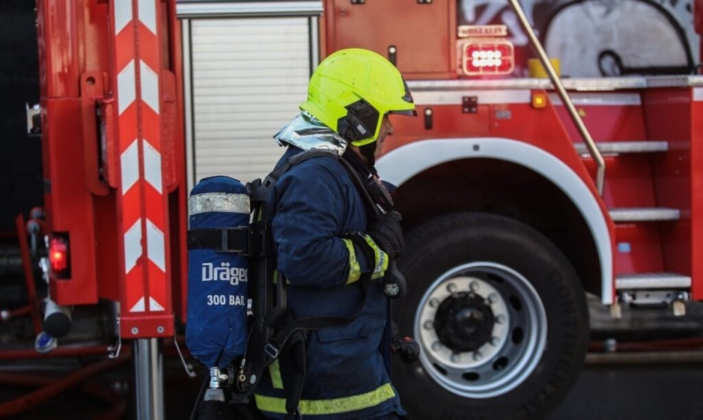 Πυρκαγιά στο Περιστέρι: Ηλικιωμένη εντοπίστηκε χωρίς τις αισθήσεις της – Πώς ξέσπασε η φωτιά στο διαμέρισμα