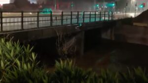 Συναγερμός: Υπερχείλισε το Μεγάλο Ρέμα – Ήχησε το 112 για άμεση εκκένωση