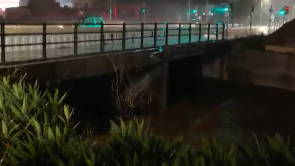 Συναγερμός: Υπερχείλισε το Μεγάλο Ρέμα – Ήχησε το 112 για άμεση εκκένωση