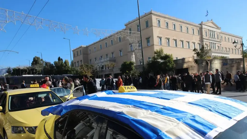 48ωρη απεργία ταξί «παγώνει» την Αττική – Μετωπική σύγκρουση ΣΑΤΑ με το υπουργείο Μεταφορών