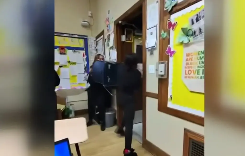 Μαθήτρια καταδιώκει συμμαθήτριά της με αιχμηρό αντικείμενο σε λύκειο