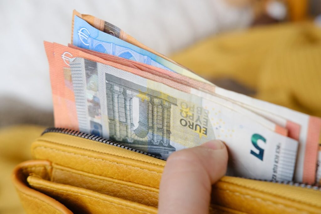 Κατώτατος μισθός: Πότε έρχεται η νέα αύξηση και ποιοι εργαζόμενοι κερδίζουν