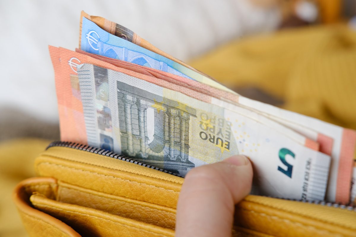 Κατώτατος μισθός: Πότε έρχεται η νέα αύξηση και ποιοι εργαζόμενοι κερδίζουν