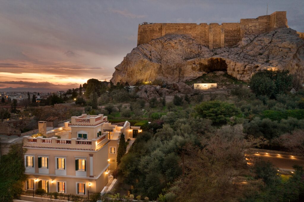 Βίλα-κόσμημα δίπλα στην Ακρόπολη: Η Athenian Legacy των 690 τ.μ.