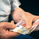 Συνταξιούχοι, τσεκάρετε τους λογαριασμούς: Έρχονται αναδρομικά έως 8.000€ – Οι τρεις κατηγορίες δικαιούχων