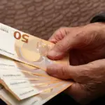 Αναδρομικά έως 12.500 ευρώ: Ποιοι πληρώνονται τώρα και ποιοι περιμένουν στην… ουρά