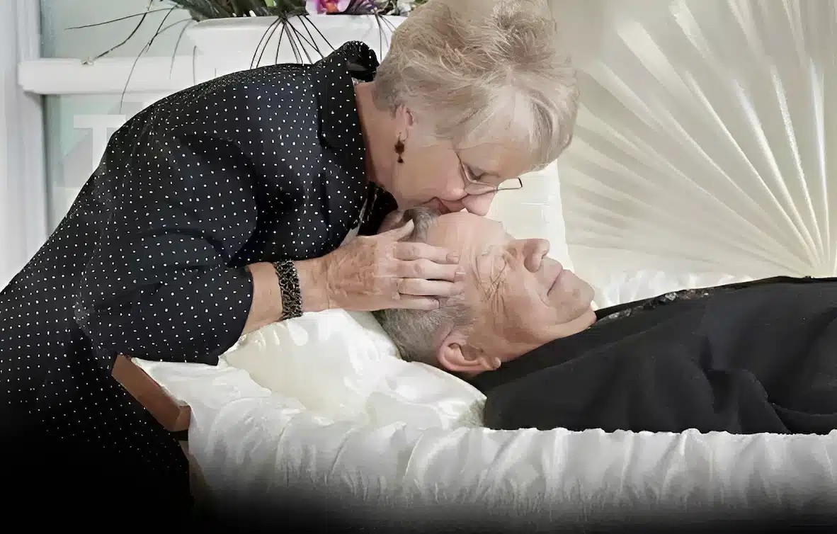 Τι συμβαίνει αν φιλήσετε έναν νεκρό άνθρωπο – Οι άγνωστοι κίνδυνοι που πρέπει να γνωρίζετε