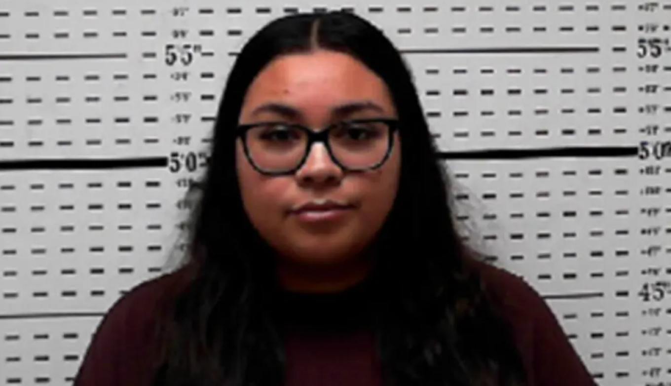 Απόλυτη φρίκη: Καθηγήτρια βίασε 14χρονο μαθητή της στο αμάξι - Πίσω κάθονταν άλλοι δύο!