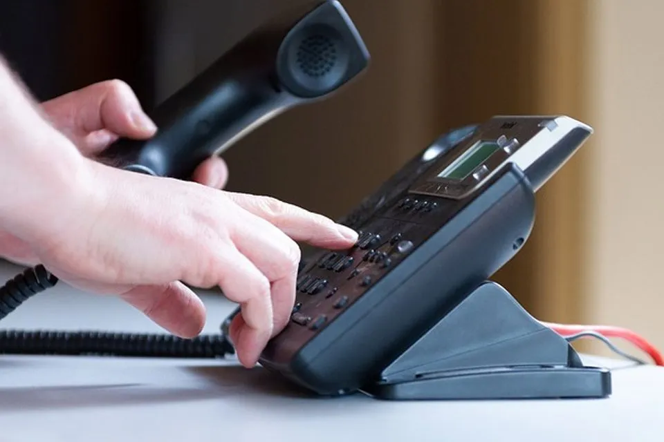 Τηλεφωνική απάτη «μαμούθ» στη Μυτιλήνη: Πώς απέσπασαν 10.000 ευρώ από ηλικιωμένη