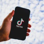 TikTok: Σφίγγει ο κλοιός για ανήλικους χρήστες στην ΕΕ με νέα φίλτρα ηλικίας