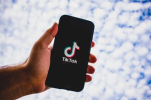 TikTok: Σφίγγει ο κλοιός για ανήλικους χρήστες στην ΕΕ με νέα φίλτρα ηλικίας