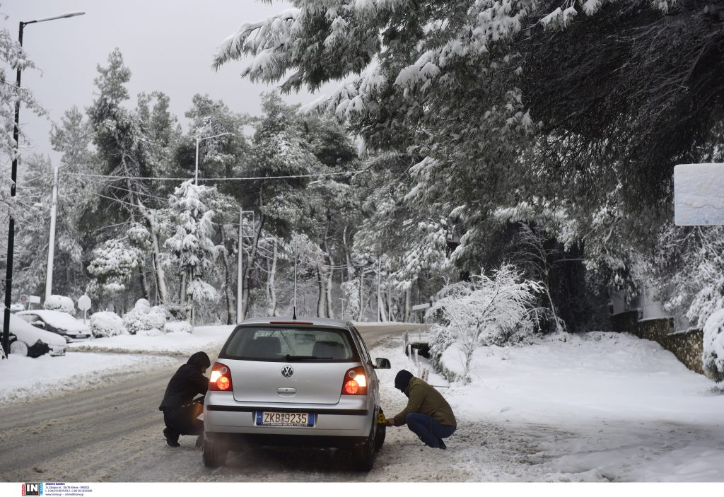 Πού Χιονίζει ΤΩΡΑ: Υποχρεωτικές αλυσίδες και απαγόρευση οχημάτων