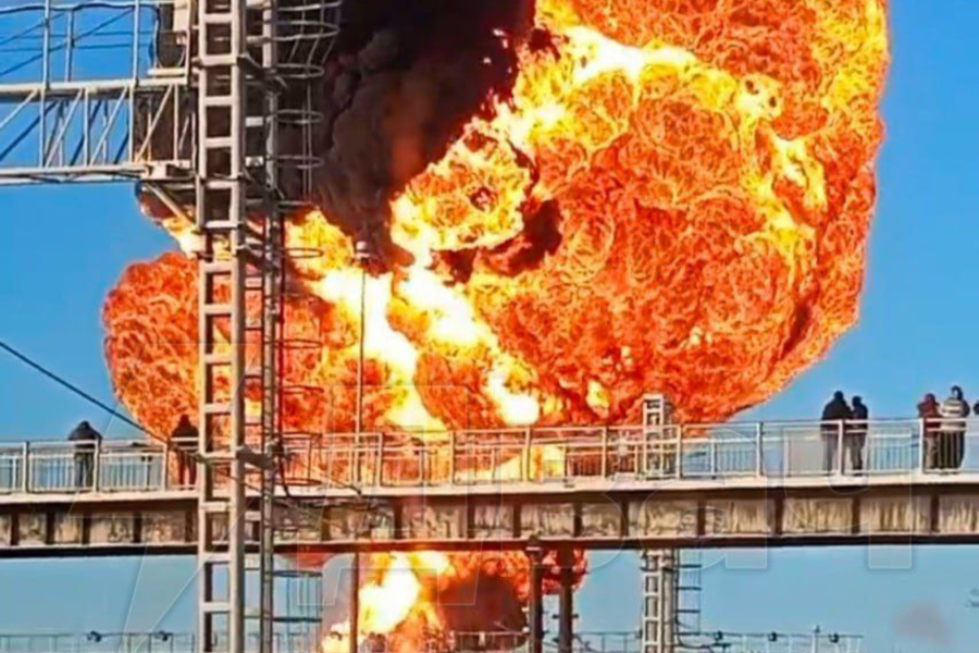 Ισχυρή έκρηξη μετά από εκτροχιασμό τρένου που μετέφερε βενζίνη