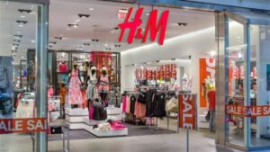Αυτό το τζιν των H&M μοιάζει βγαλμένο από την ντουλάπα της Victoria Beckham – και κοστίζει απίστευτα λίγο