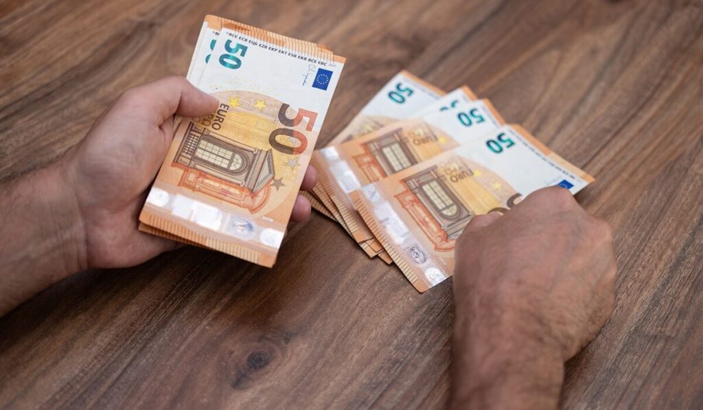 Νέα επιδότηση έως 1.300 ευρώ για «δουλειές» στο σπίτι