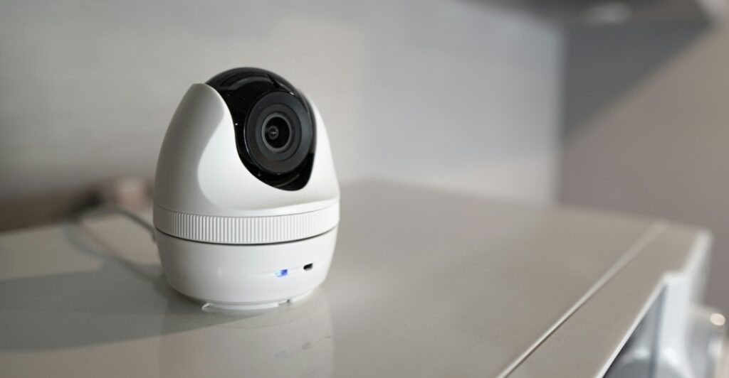 Πώς να εντοπίσετε τις κρυφές κάμερες σε ξενοδοχεία και Airbnb