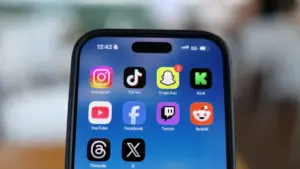 Αδιανόητη τραγωδία: Τρία αδέρφια έπεσαν από μπαλκόνι και σκοτώθηκαν επειδή οι γονείς τους πήραν τα κινητά