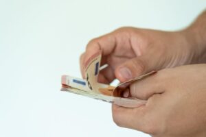 Συντάξεις σε ασφυξία: Οι αυξήσεις «χάθηκαν» πριν φανούν