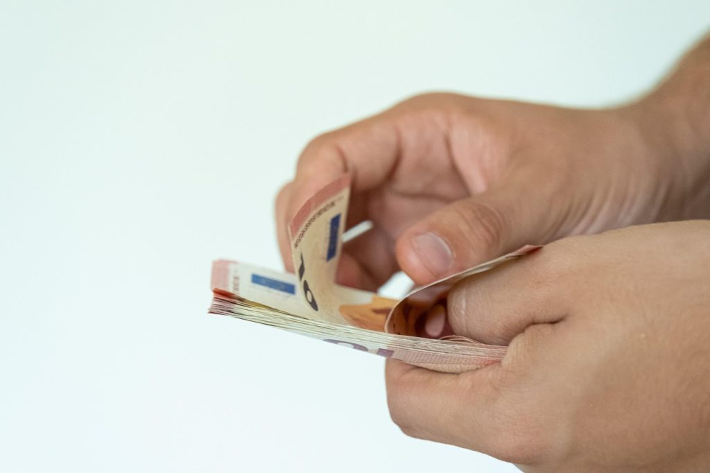 Συντάξεις σε ασφυξία: Οι αυξήσεις «χάθηκαν» πριν φανούν